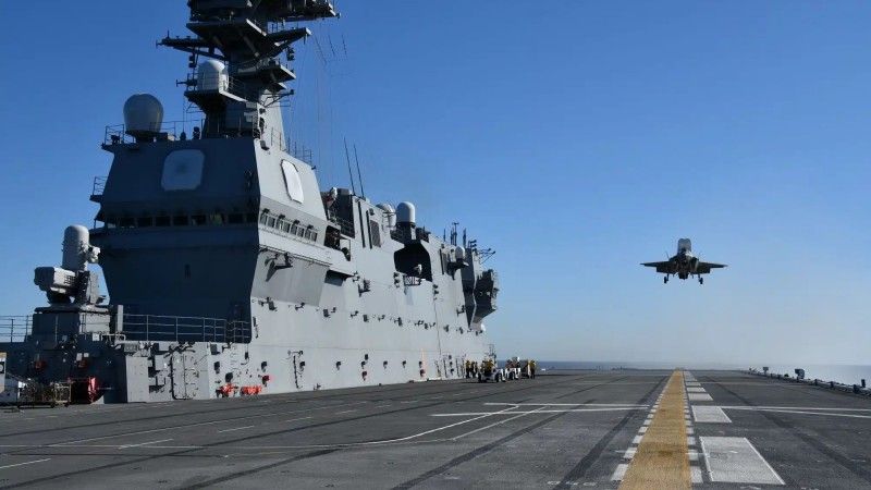 Samolot F-35B amerykańskiej marynarki wojennej lądujący na śmigłowcowcu „Kaga” 20 października 2024 roku