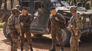 Generał dywizji Jarosław Gromadziński, ówcześnie dowódca 18. Dywizji Zmechanizowanej, na ćwiczeniach z udziałem Wojska Polskiego i jednostek U.S. Army. W tle lekki pojazd taktyczny JLTV.