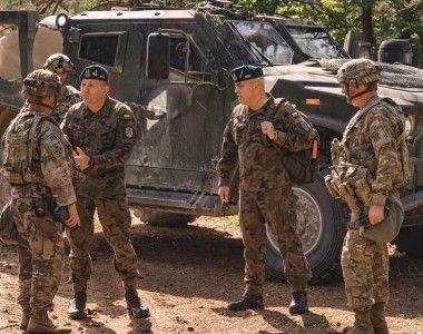 Generał dywizji Jarosław Gromadziński, ówcześnie dowódca 18. Dywizji Zmechanizowanej, na ćwiczeniach z udziałem Wojska Polskiego i jednostek U.S. Army. W tle lekki pojazd taktyczny JLTV.