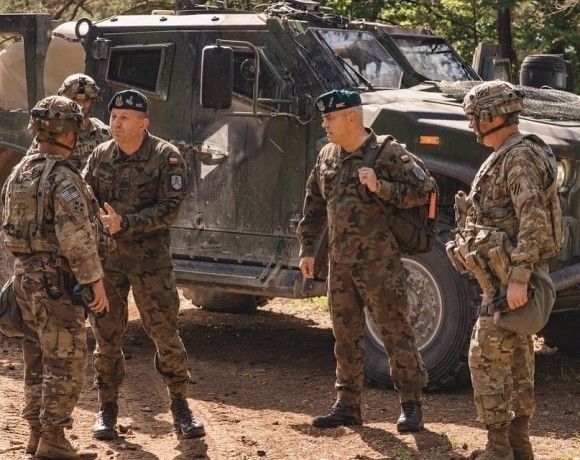 Generał dywizji Jarosław Gromadziński, ówcześnie dowódca 18. Dywizji Zmechanizowanej, na ćwiczeniach z udziałem Wojska Polskiego i jednostek U.S. Army. W tle lekki pojazd taktyczny JLTV.