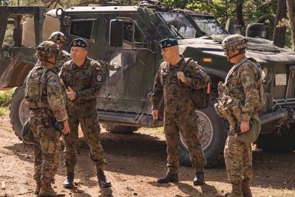 Generał dywizji Jarosław Gromadziński, ówcześnie dowódca 18. Dywizji Zmechanizowanej, na ćwiczeniach z udziałem Wojska Polskiego i jednostek U.S. Army. W tle lekki pojazd taktyczny JLTV.
