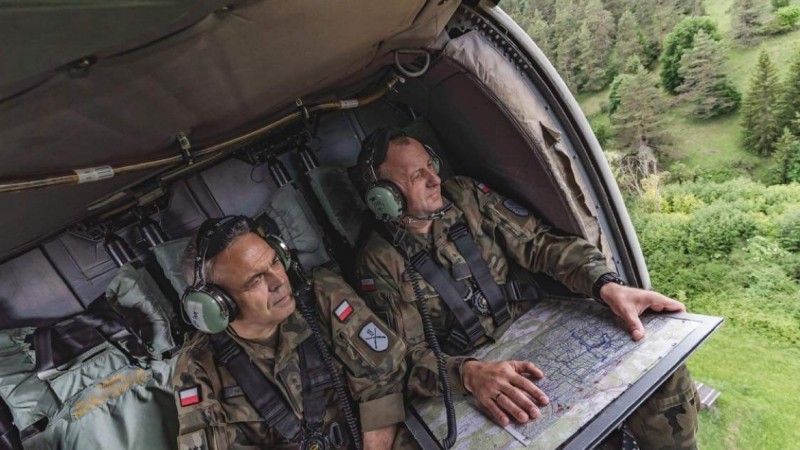 Generał dywizji Jarosław Gromadziński, ówcześnie dowódca 18. Dywizji Zmechanizowanej, na ćwiczeniach z udziałem Wojska Polskiego i jednostek U.S. Army.