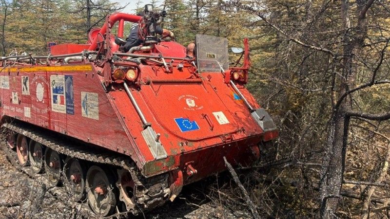 Gąsienicowy transporter opancerzony M113 dostosowany do działań ratowniczo-pożarniczych należący do Straży Pożarnej Górnej Korsyki.