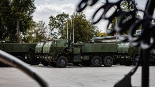 Wieloprowadnicowe wyrzutnie rakiet M142 HIMARS w trakcie przygotowań do defilady na Święto Wojska Polskiego na terenie 1. Warszawskiej Brygady Pancernej w Wesołej, sierpień 2025 roku.