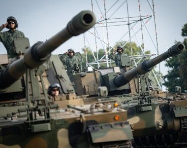 Armatohaubice samobieżne K9A1 Thunder na warszawskiej Wisłostradzie podczas próby przed defiladą na Święto Wojska Polskiego, sierpień 2025 roku.