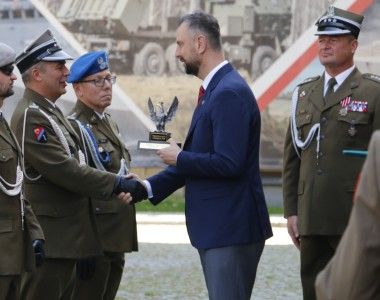 Wicepremier, szef MON Władysław Kosiniak-Kamysz wręcza żołnierzom wyróżnienia