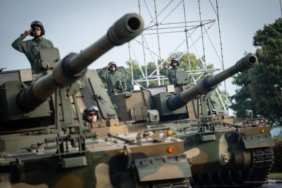 Armatohaubice samobieżne K9A1 Thunder na warszawskiej Wisłostradzie podczas próby przed defiladą na Święto Wojska Polskiego, sierpień 2025 roku.