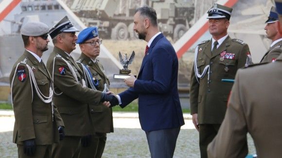 Wicepremier, szef MON Władysław Kosiniak-Kamysz wręcza żołnierzom wyróżnienia