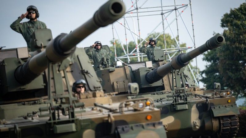 Armatohaubice samobieżne K9A1 Thunder na warszawskiej Wisłostradzie podczas próby przed defiladą na Święto Wojska Polskiego, sierpień 2025 roku.