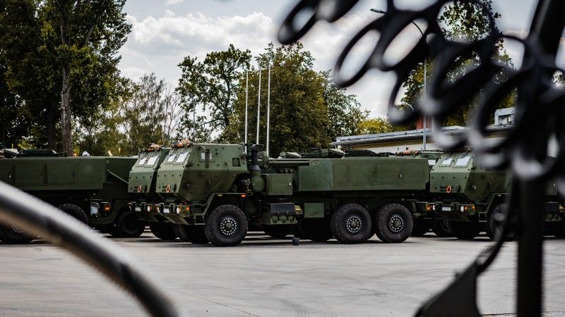 Wieloprowadnicowe wyrzutnie rakiet M142 HIMARS w trakcie przygotowań do defilady na Święto Wojska Polskiego na terenie 1. Warszawskiej Brygady Pancernej w Wesołej, sierpień 2025 roku.