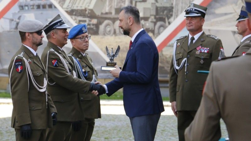 Wicepremier, szef MON Władysław Kosiniak-Kamysz wręcza żołnierzom wyróżnienia
