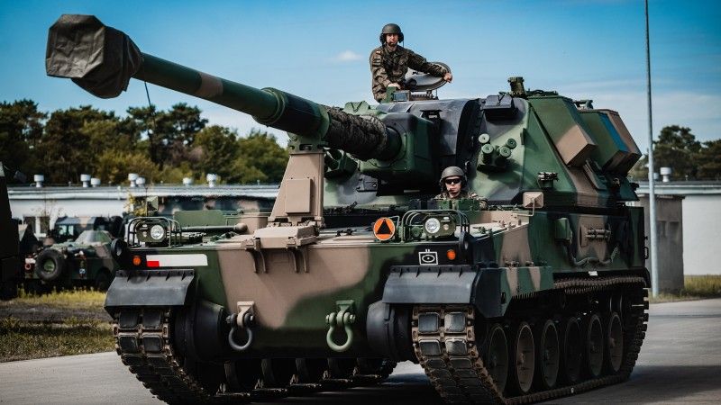 Armatohaubica samobieżna Krab na terenie 1. Warszawskiej Brygady Pancernej w Wesołej w trakcie przygotowań do defilady na Święto Wojska Polskiego, sierpień 2025 roku.