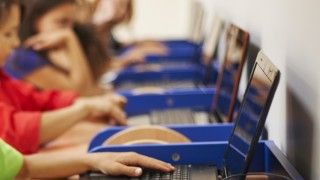 Centrum Obsługi Administracji Rządowej wybrało najkorzystniejsze oferty w przetargu na sprzęt dla szkół. Spośród wszystkich 24 propozycji, tylko jedna została odrzucona.