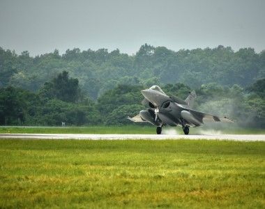Indyjski wielozadaniowy samolot bojowy Dassault Rafale ląduje w bazie lotniczej Hasimara.