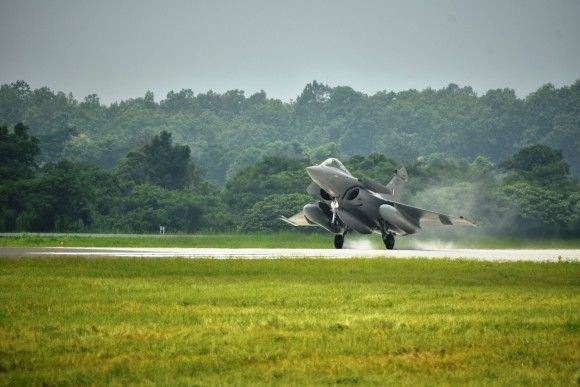 Indyjski wielozadaniowy samolot bojowy Dassault Rafale ląduje w bazie lotniczej Hasimara.