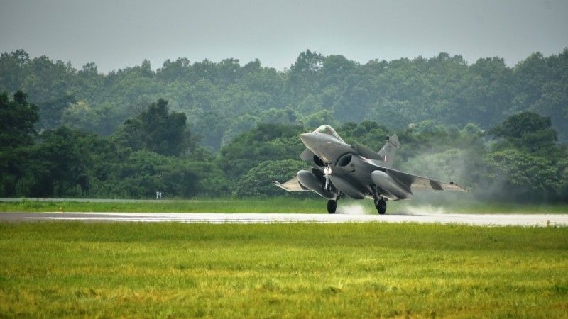Indyjski wielozadaniowy samolot bojowy Dassault Rafale ląduje w bazie lotniczej Hasimara.