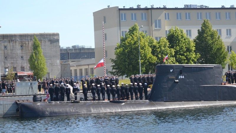Ideałem byłaby sytuacja, w który, obok kolumny umundurowanego wojska stojącego w szyku na uroczystym apelu, stałaby również liczna, a może i liczniejsza, kolumna żołnierzy rezerwy i pracowników wojska