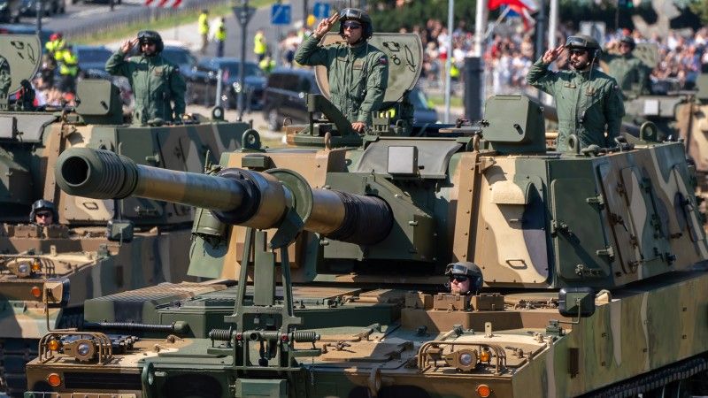 Polskie armatohaubice K9A1 podczas defilady z okazji Święta Wojska Polskiego w 2025 roku.