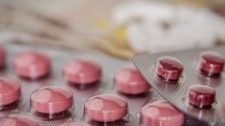 Policjanci Centralnego Biura Zwalczania Cyberprzestępczości rozbili grupę nielegalnie handlującą lekami w sieci. Ich działania doprowadziły jedną osobę do stanu zagrożenia życia.