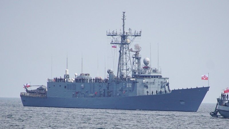 Fregata Gen. K. Pułaski (272), ze śmigłowcem pokładowym zwalczania okrętów podwodnych Kaman SH-2G Seasprite.