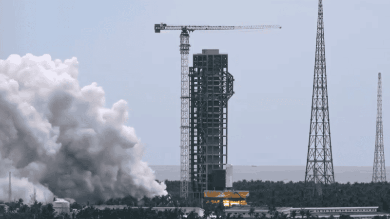 Prototyp dolnego stopnia rakiety Chang Zheng 10 w trakcie testów z 15 sierpnia br.