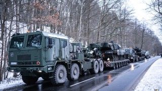 Czołgi Leopard 2PL i Leopard 2A5 należące do 34 Brygada Kawalerii Pancernej na zestawach transportowych Jak.