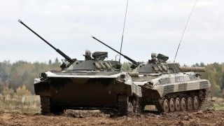 Rosyjskie bojowe wozy piechoty BMP-2 należące do 4. Kantemirowskiej Dywizji Pancernej.