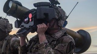 Nowa jednostka sterująca LWCLU (Lightweight Command Launch Unit) z kontenerem transportowo-startowym przeciwpancernego pocisku kierowanego FGM-148 Javelin.