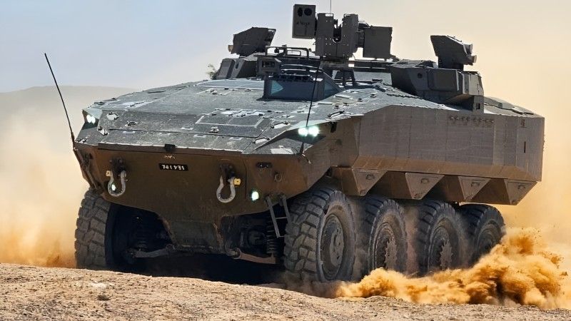 Izraelski kołowy transporter opancerzony Eitan wyposażony w system ochrony aktywnej Iron Fist.