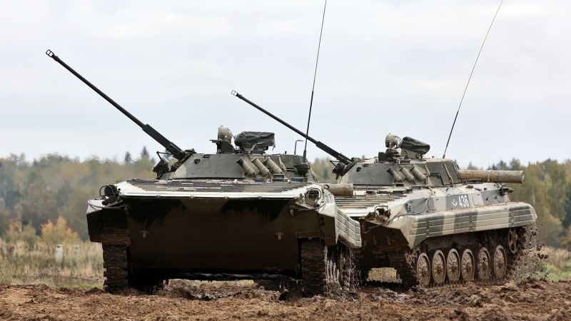 Rosyjskie bojowe wozy piechoty BMP-2 należące do 4. Kantemirowskiej Dywizji Pancernej.