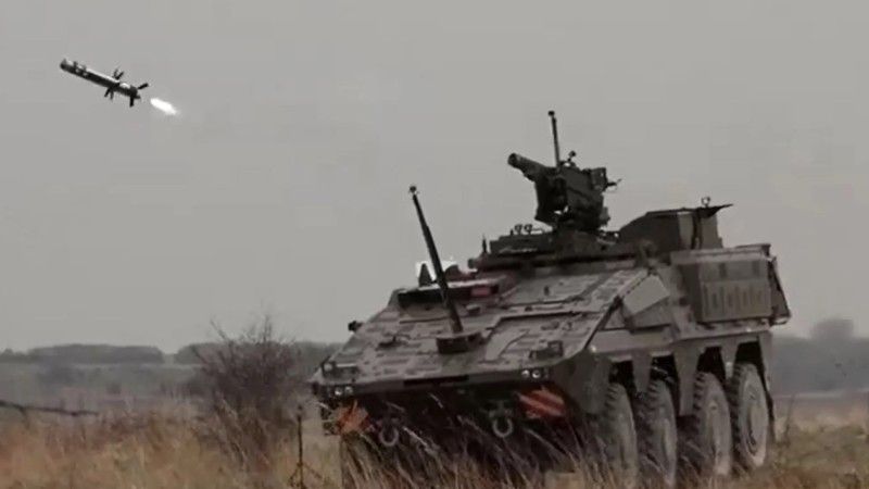 Kołowy transporter opancerzony Boxer, wystrzeliwujący ppk Javelin.