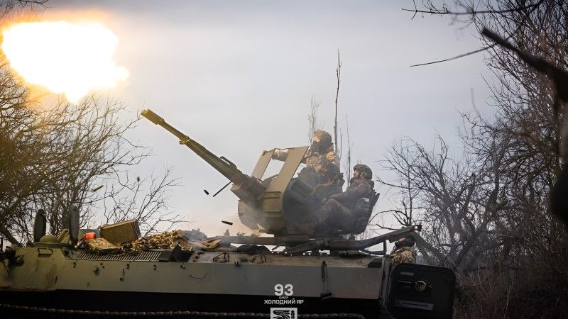 Ukraiński transporter opancerzony MT-LB zintegrowany z zestawem przeciwlotniczym ZU-23-2 należący do 93. Samodzielnej Brygady Strzelców Chołodny Jar.