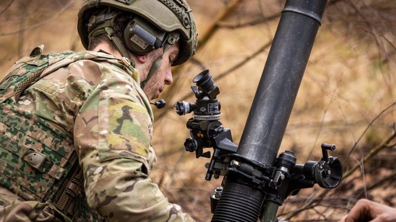 Holenderscy żołnierze podczas strzelania z moździerza L16 kal. 81 mm.