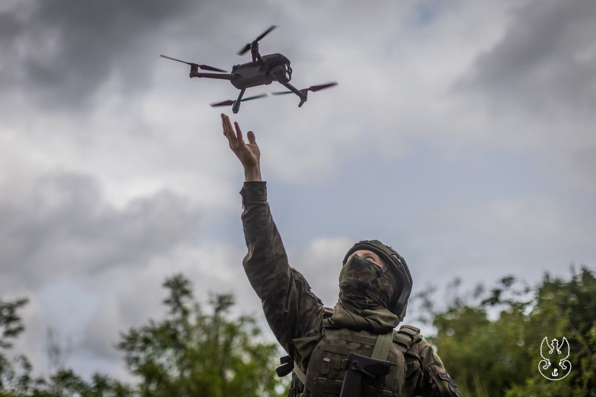 Dron rozpoznawczy spadł obok domu na Mazowszu