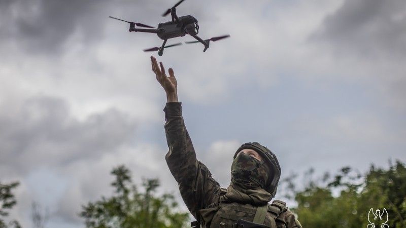 Komercyjny dron Mavic 3 Pro chińskiej firmy DJI wykorzystywany do szkolenia żołnierzy WOT w CSWOT