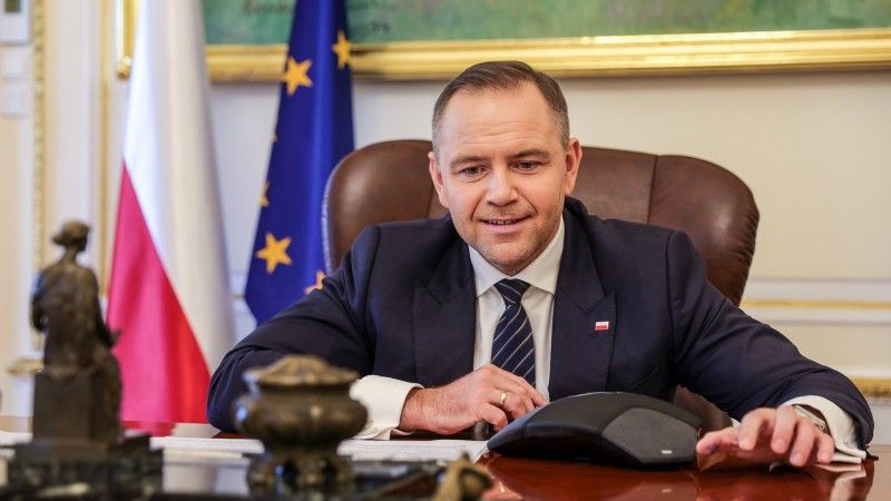 Karol Nawrocki siedzi za biurkiem