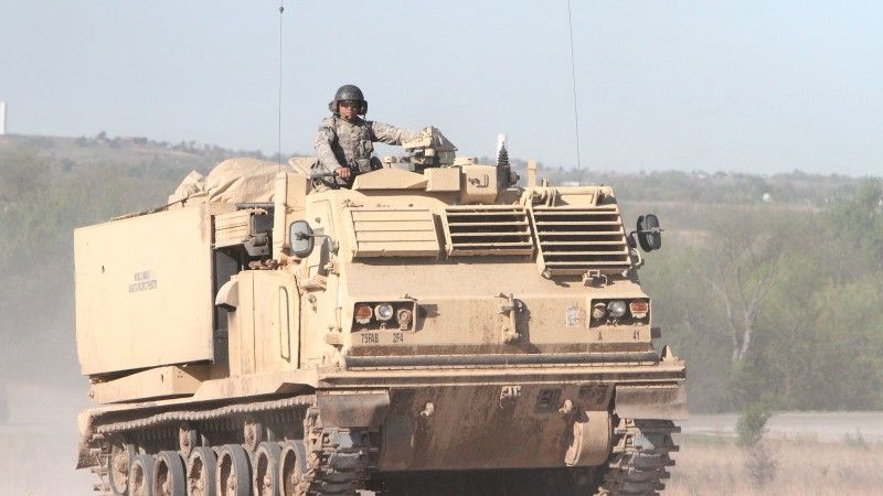 Wieloprowadnicowa wyrzutnia rakietowa M270A1.