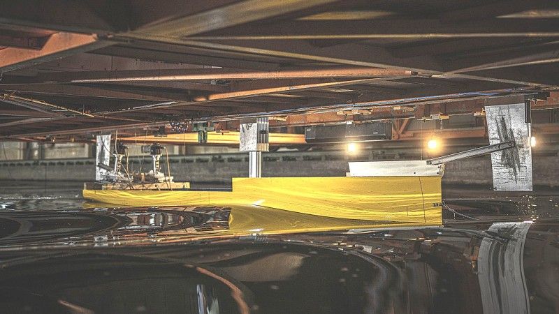 Model jednostki pływającej badany na basenie modelowym Centrum Techniki Okrętowej w Gdańsku.