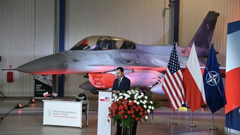Wiceprezes Lockheed Martin Nick Smythe, w tle polski F-16D Block 52+