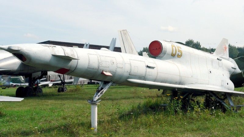 fla01: Tu-141 "Striż" jeszcze w swej podstawowej wersji, jako bezzałogowy, okołodźwiękowy samolot rozpoznawczy wielokrotnego użytku. W początkowej fazie wojny Ukraina używała go w charakterze broni dalekiego zasięgu. Tu – jako eksponat w muzeum w Monino.