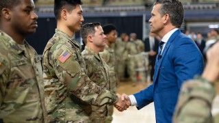 Szef Pentagonu Pete Hegseth na spotkaniu z amerykańską Gwardią Narodową.