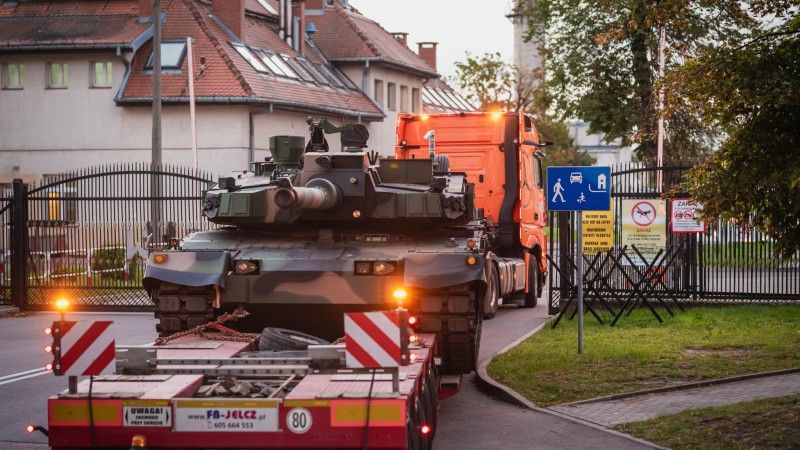 Czołg K2GF transportowany do 15. Giżyckiej Brygady Zmechanizowanej.