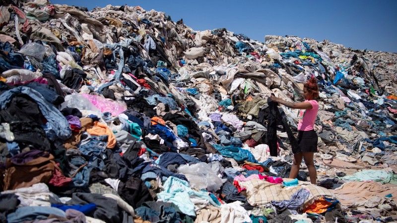Największe wysypisko ubrań na świecie na pustyni Atakama w Chile. Rocznie trafia tam ok. 60 tys. ton ubrań, w tym nigdy niesprzedanych i nieużywanych.