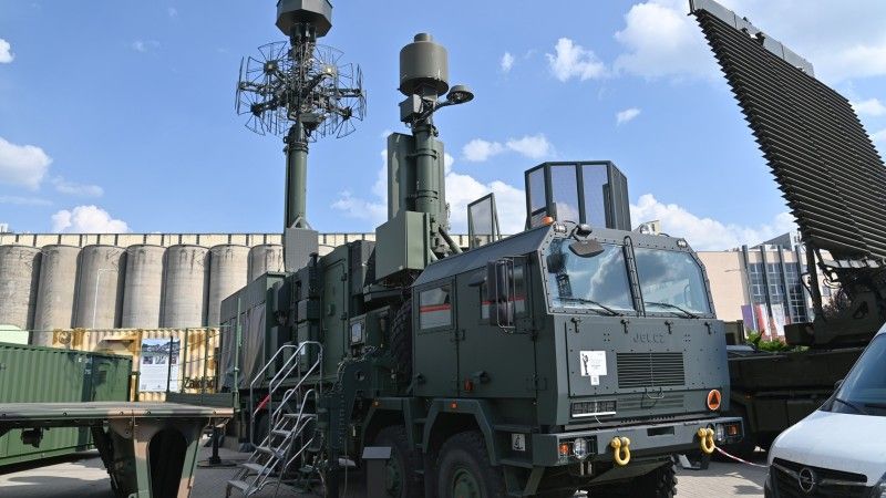 Jeden z czterech Radarów Pasywnej Lokalizacji systemu SPL z częściowo podniesionymi antenami