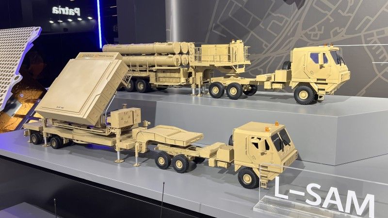 Elementy systemu L-SAM, na pierwszym planie radar, na drugim - wyrzutnie rakiet