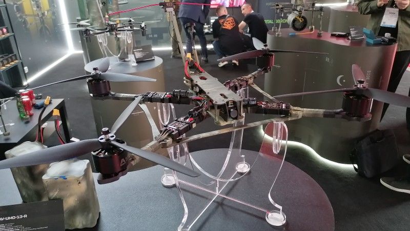 Dron FPV na stoisku UMO podczas targów MSPO 2025.