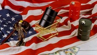 baryłki ropy i dolary na amerykańskiej fladze