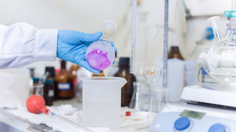 naukowiec przygotowuje mieszaninę w laboratorium