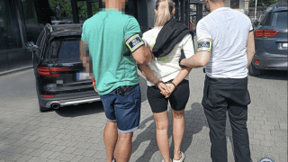 Podejrzanym postawiono zarzuty udziału w zorganizowanej grupie przestępczej, prania pieniędzy i licznych oszustw.