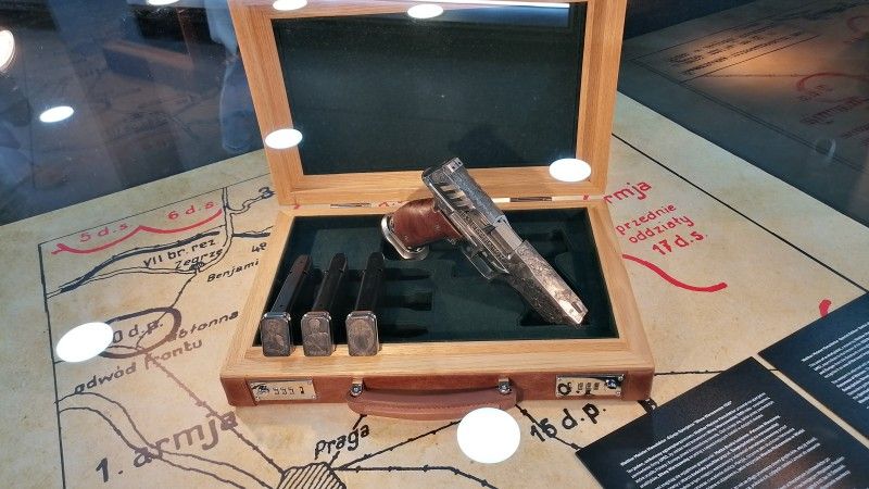 Inspirowany Bitwą Warszawską pistolet Walther Meister Manufaktur